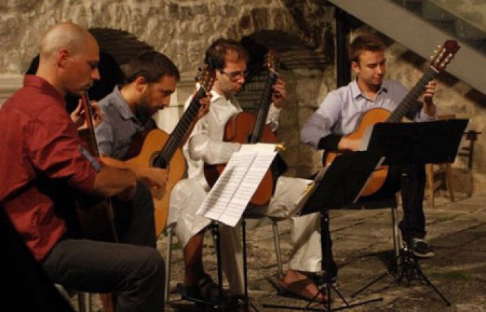 18.08. Split Guitar Quartet